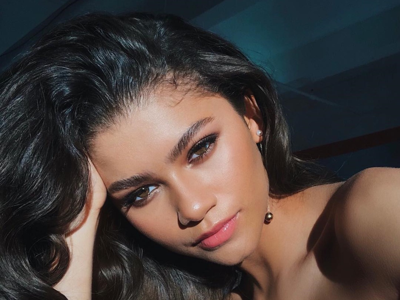 10 Inspirasi Makeup Terbaik Zendaya yang Bisa Ditiru Pemilik Kulit Sawo
